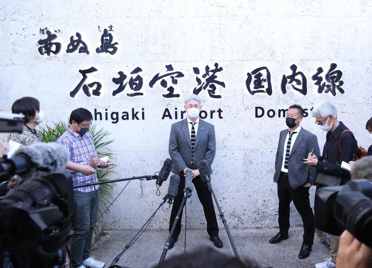 石垣空港に到着し、記者の質問に答えるロッテ吉井監督（撮影・河田真司）