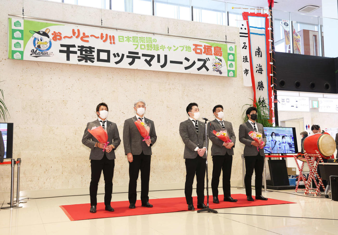 石垣空港に到着し、歓迎セレモニーであいさつするロッテ高坂球団社長（撮影・河田真司）