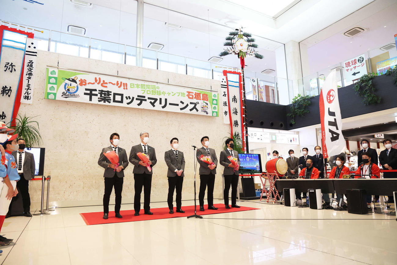石垣空港に到着し、歓迎セレモニーに臨むロッテ吉井監督（左から2人目）（撮影・河田真司）