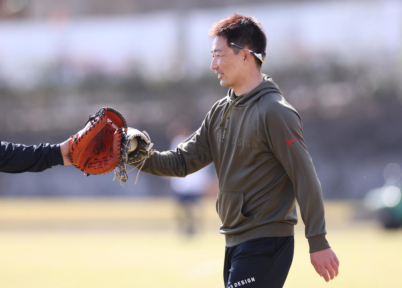 宜野座での合同自主トレに合流し、キャッチボールを終え笑顔を見せる阪神岩崎（撮影・前田充）