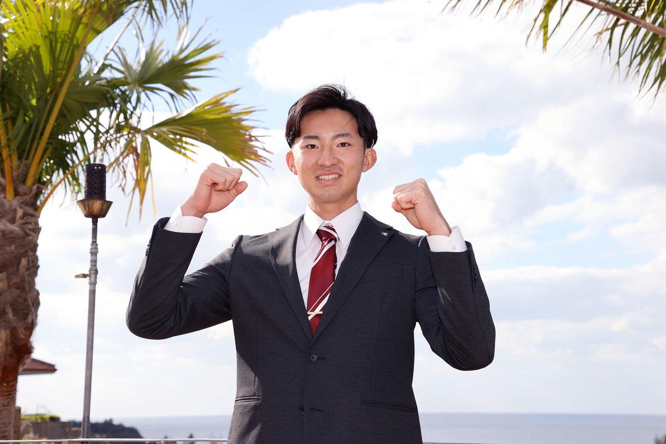 笑顔でガッツポーズする楽天荘司（撮影・鈴木正人）