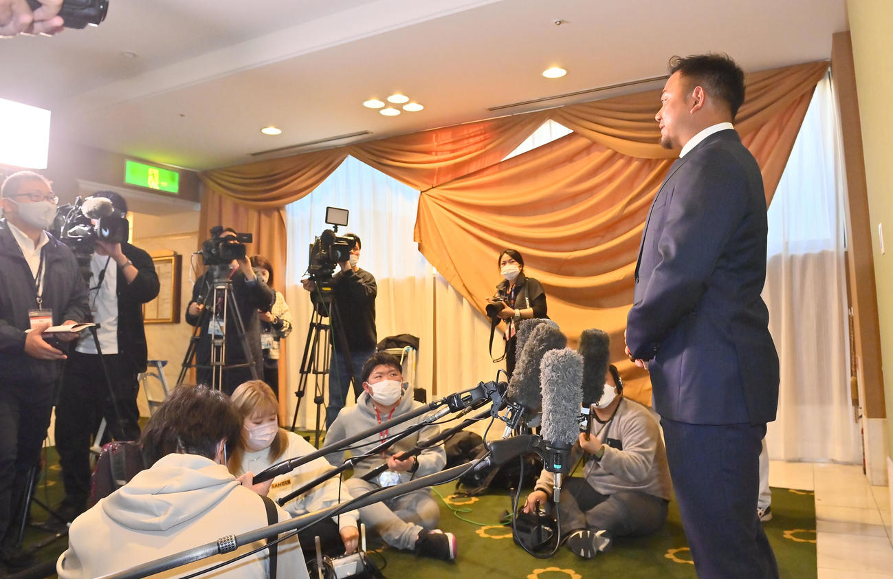 キャンプ地の宮崎に到着しインタビューを受けるオリックス森（撮影・和賀正仁）