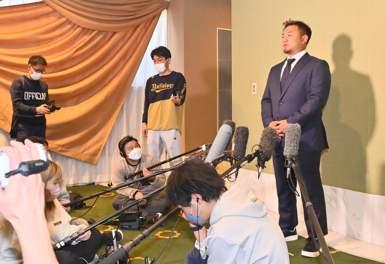 キャンプ地の宮崎に到着しインタビューを受けるオリックス森（撮影・和賀正仁）