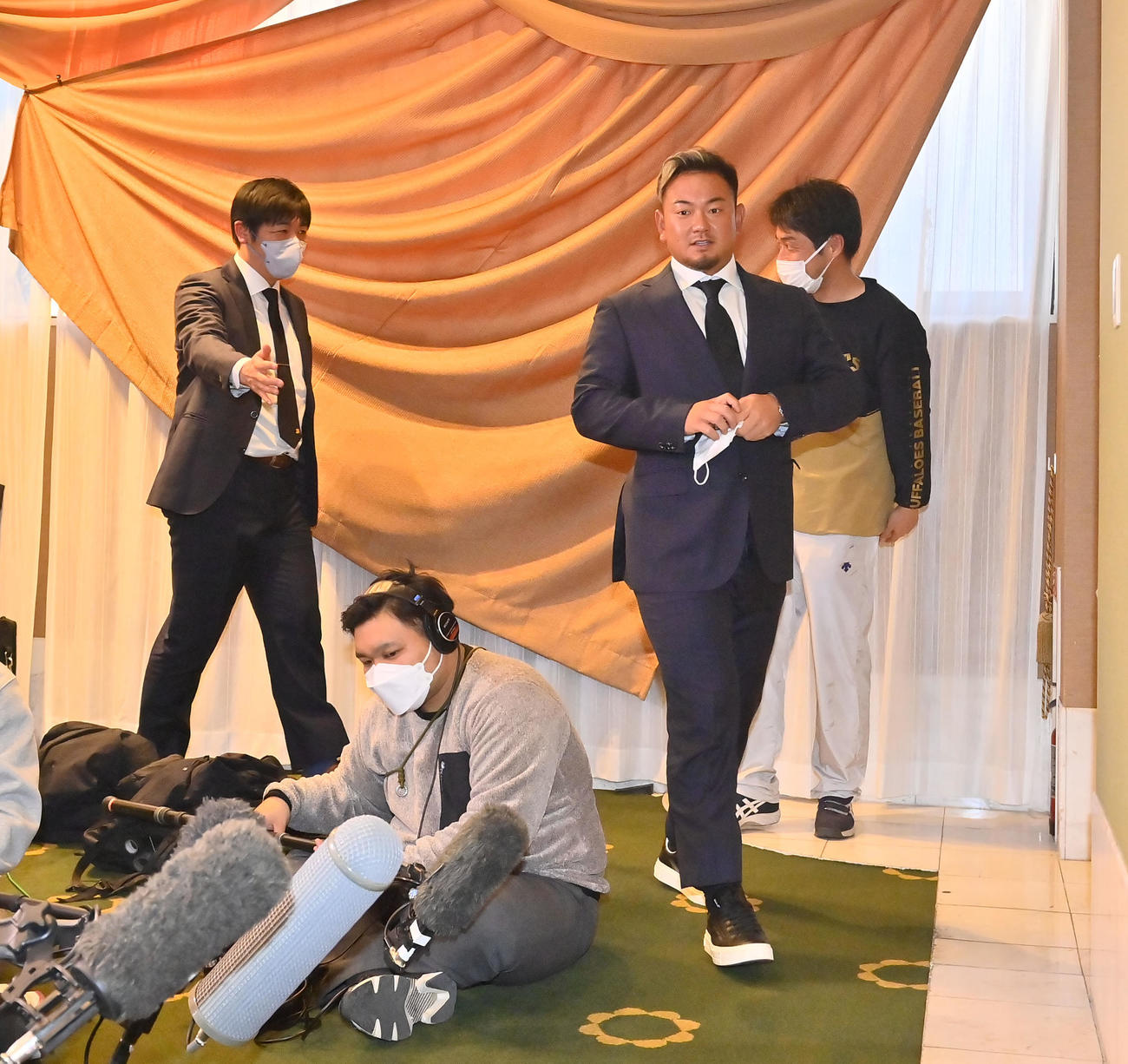 キャンプ地の宮崎に到着しインタビューを受けるオリックス森（撮影・和賀正仁）
