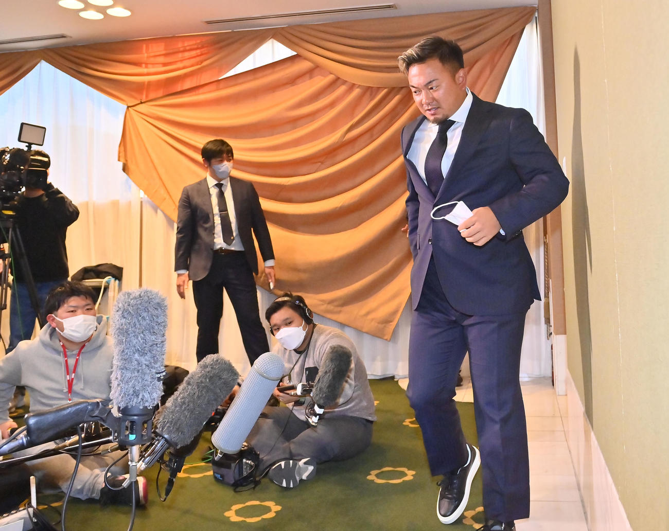 キャンプ地の宮崎に到着しインタビューを受けるオリックス森（撮影・和賀正仁）