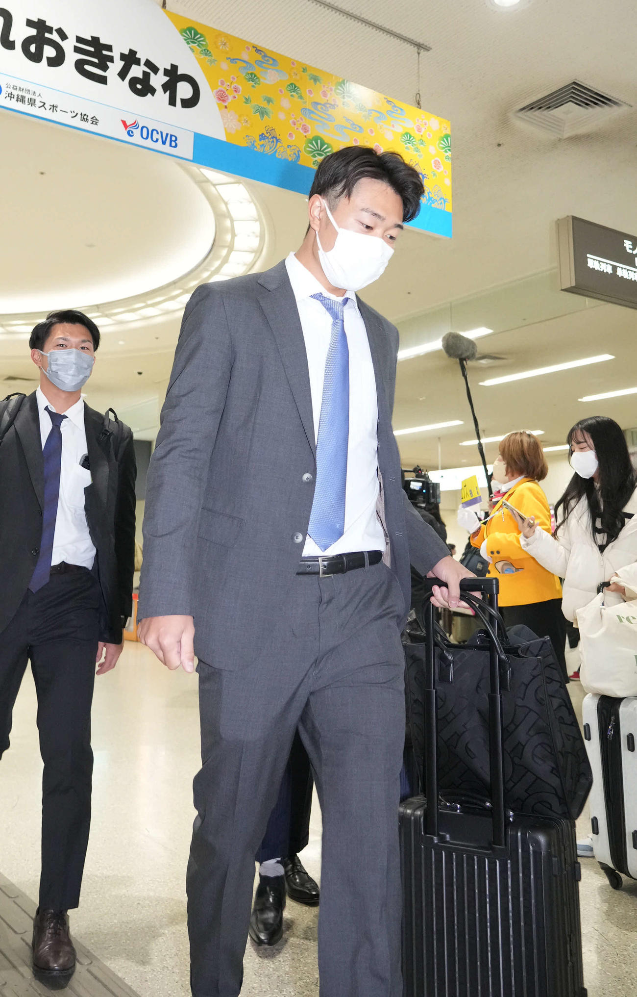 沖縄入りした中日高橋宏（中央）（撮影・森本幸一）
