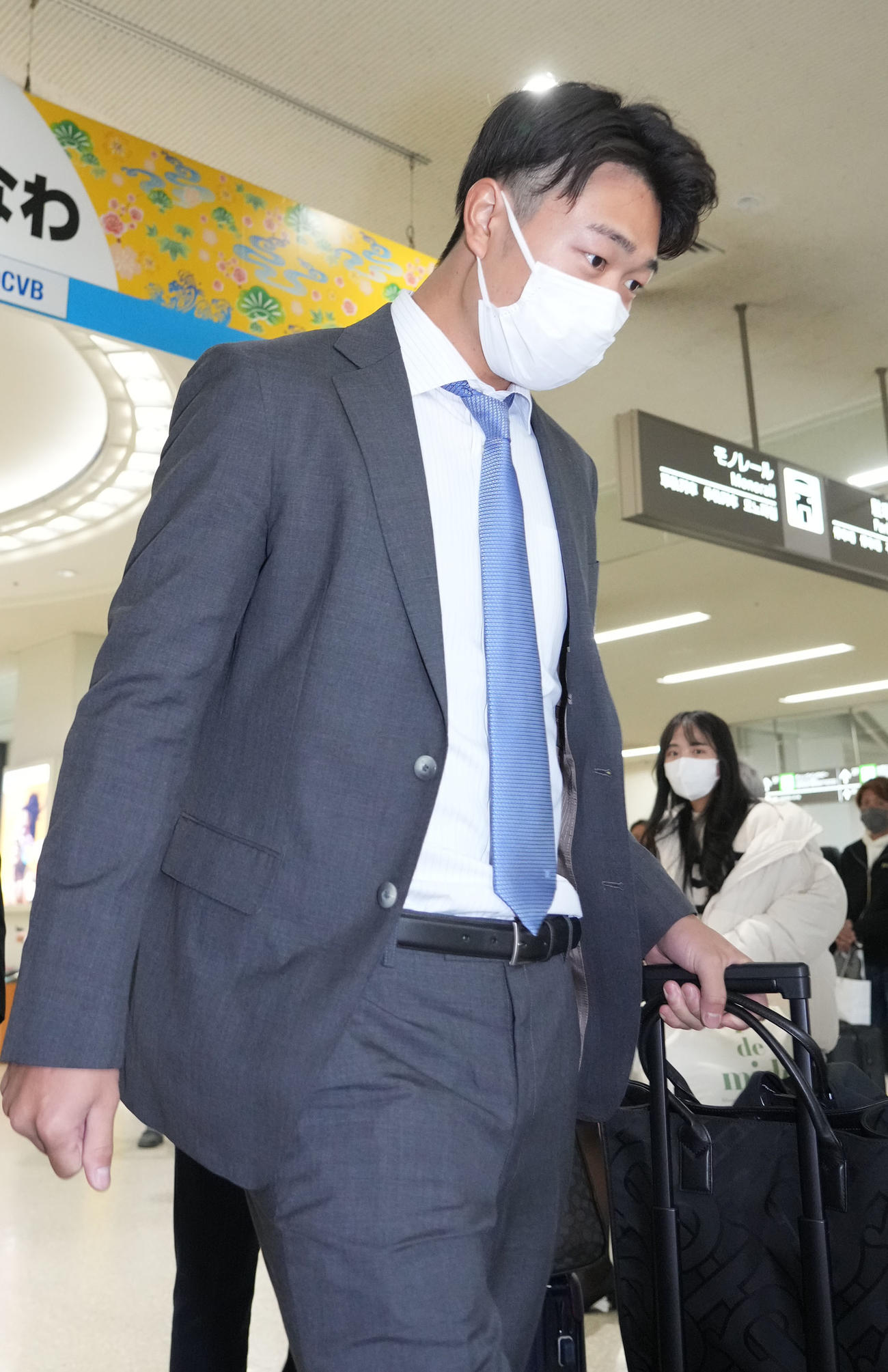 春季キャンプに向け沖縄入りした高橋宏（中央）（撮影・森本幸一）