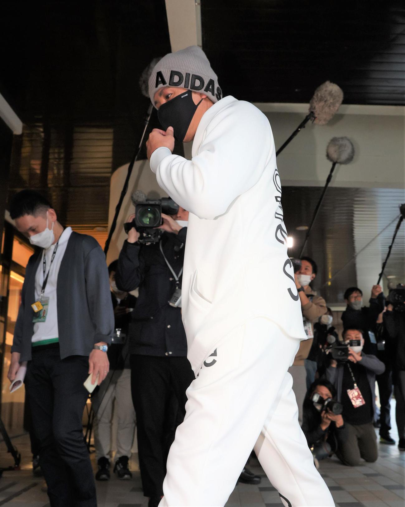 キャンプ地、名護の宿泊施設に到着した日本ハム新庄監督（撮影・黒川智章）