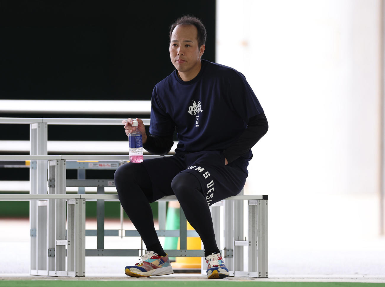 ブルペンで阪神岡留英貴らの投球を見つめる青柳（撮影・前田充）