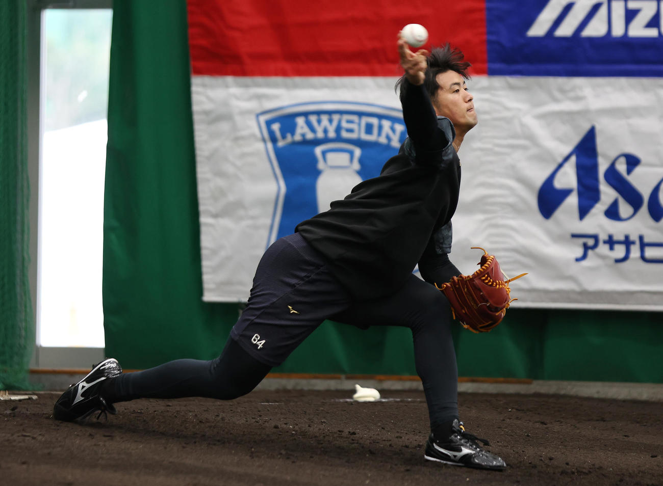 ブルペンで投球練習する阪神岡留（撮影・前田充）