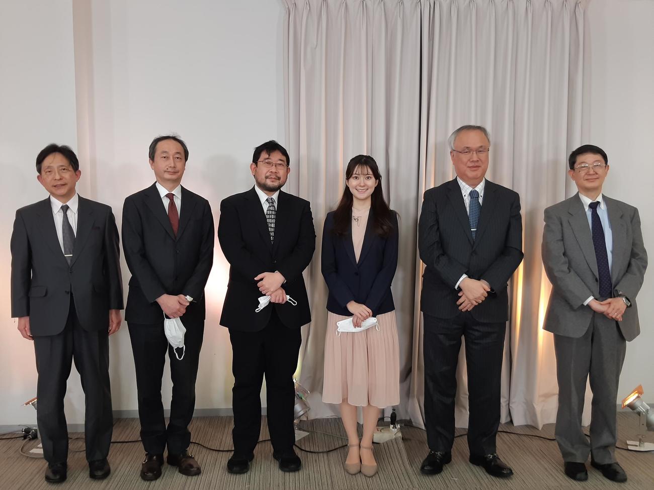 市民講座に出席したメンバー。右から、四柳氏、三田氏、増田氏、忽那氏、加藤氏、藤岡氏（撮影・寺尾博和）