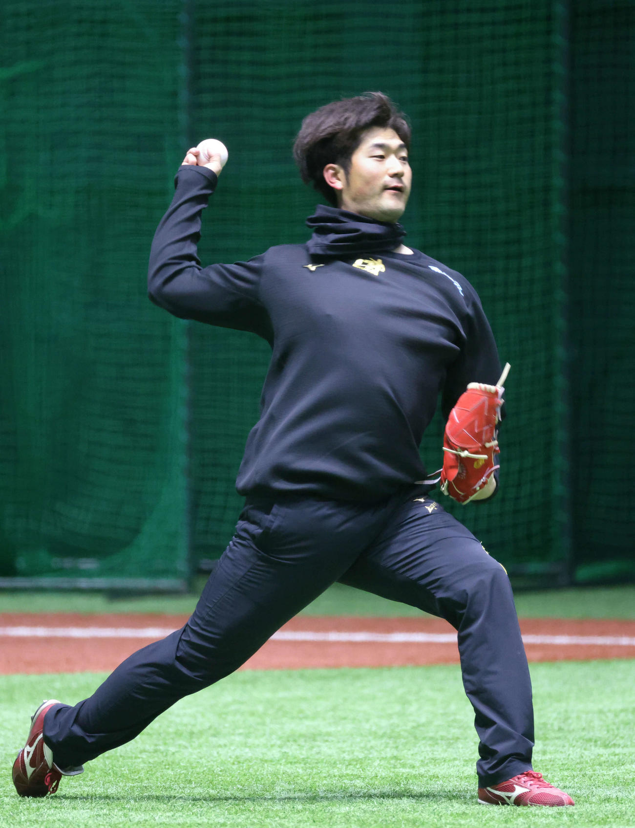 広島合同自主トレ　キャッチボールをする岡田（撮影・加藤孝規）