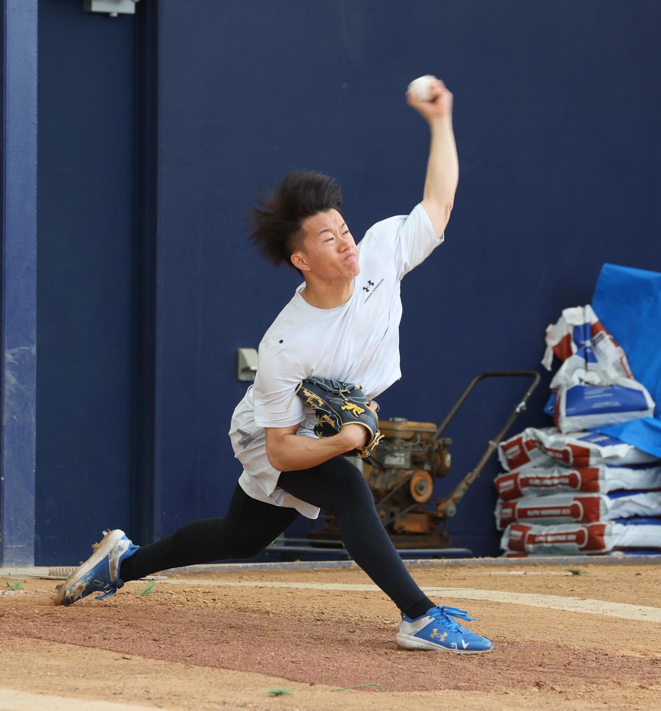 キャンプ地の先乗り自主トレでブルペン投球する日本ハム矢沢（撮影・黒川智章）
