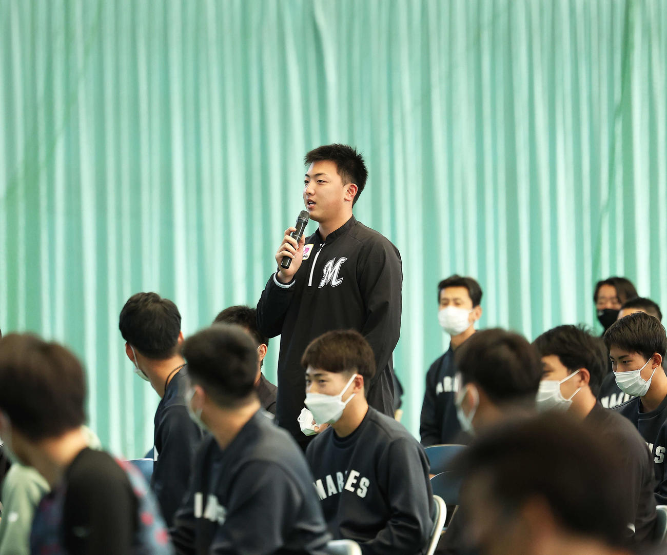 全体ミーティングで吉井監督に質問され答えるロッテ田中晴（撮影・河田真司）