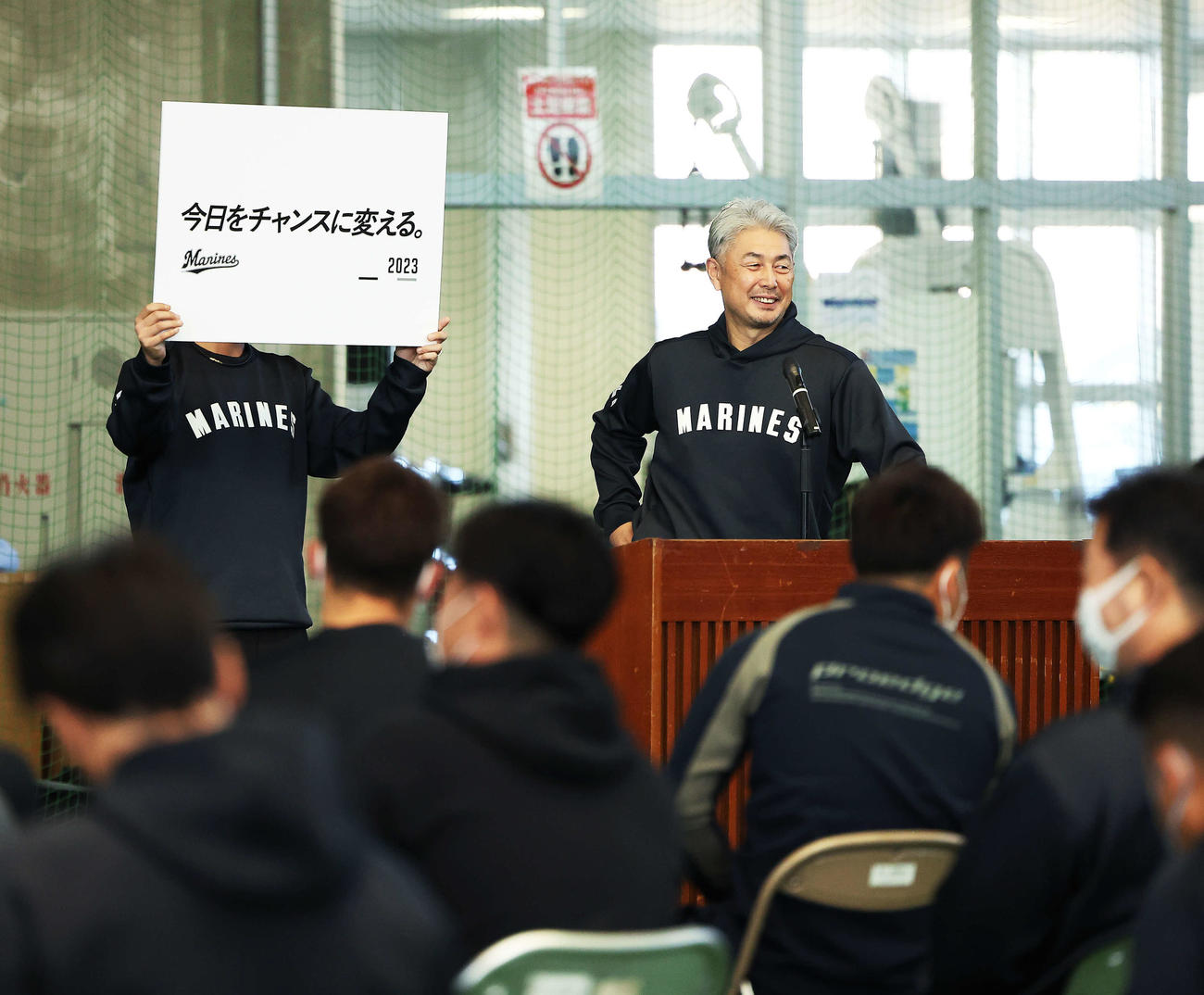 室内練習場で全体ミーティングに臨むロッテ吉井監督（撮影・河田真司）