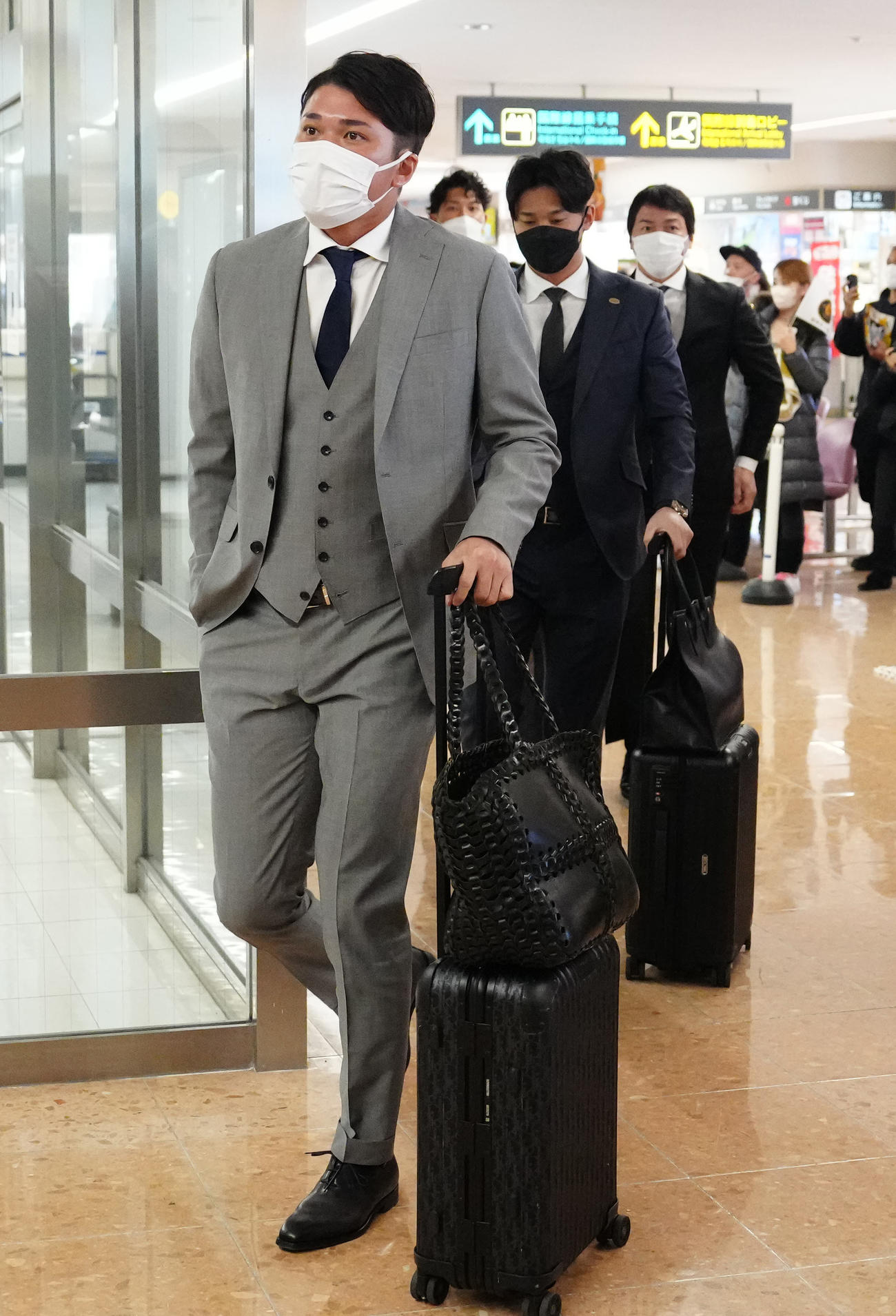 宮崎空港に到着した巨人坂本（撮影・江口和貴）