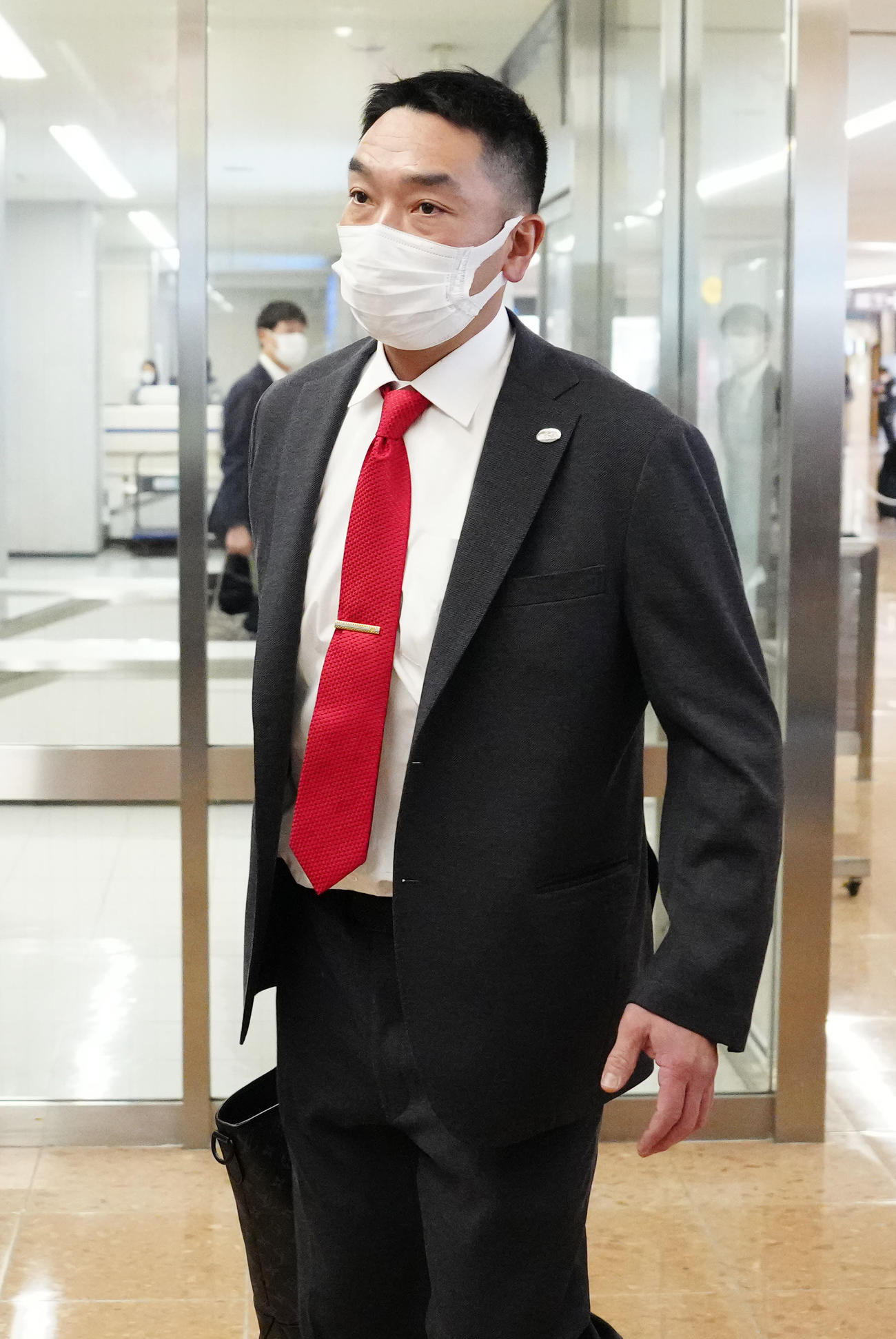 宮崎空港に到着した巨人阿部ヘッド兼バッテリーコーチ（撮影・江口和貴）