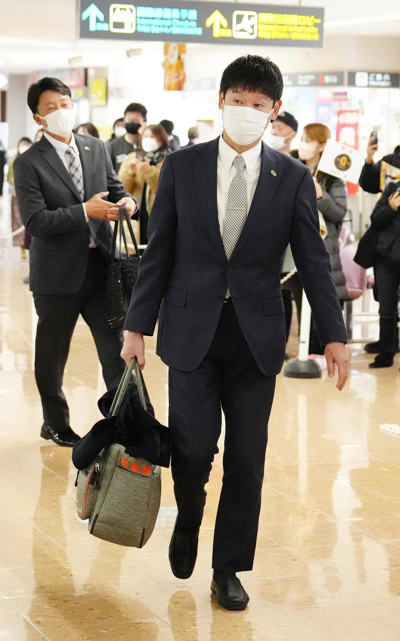 宮崎空港に到着した巨人阿波野投手チーフコーチ（撮影・江口和貴）