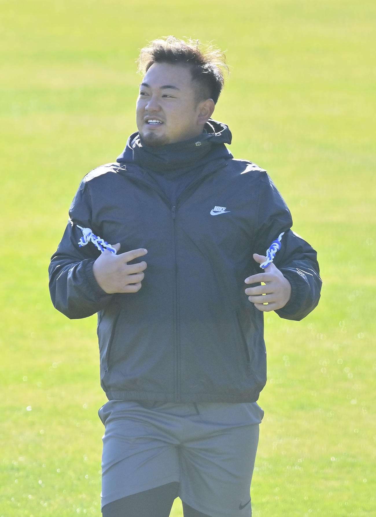 明るい表情で体を動かすオリックス森（撮影・和賀正仁）