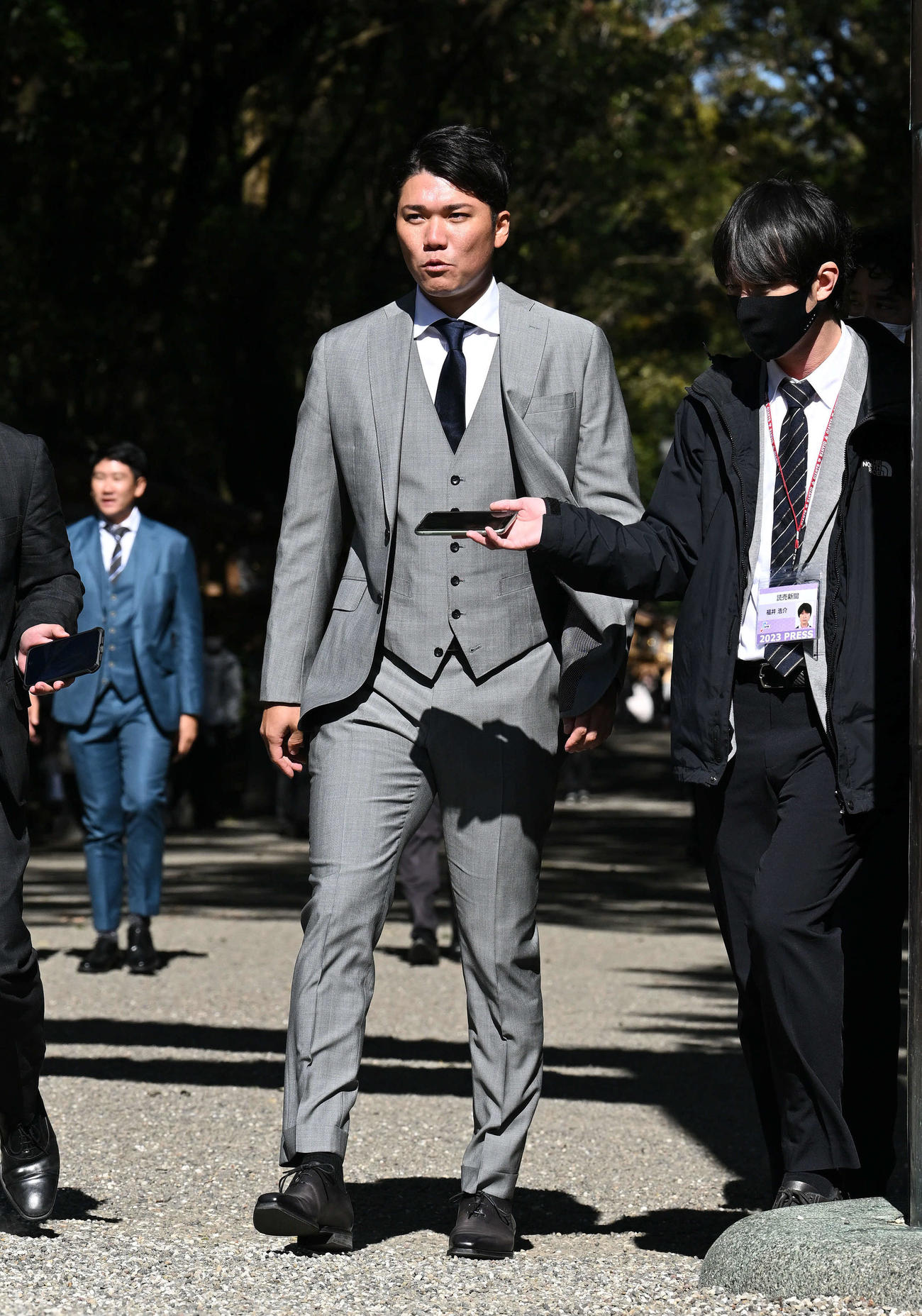 宮崎神宮を参拝し引き揚げる巨人坂本（撮影・滝沢徹郎）