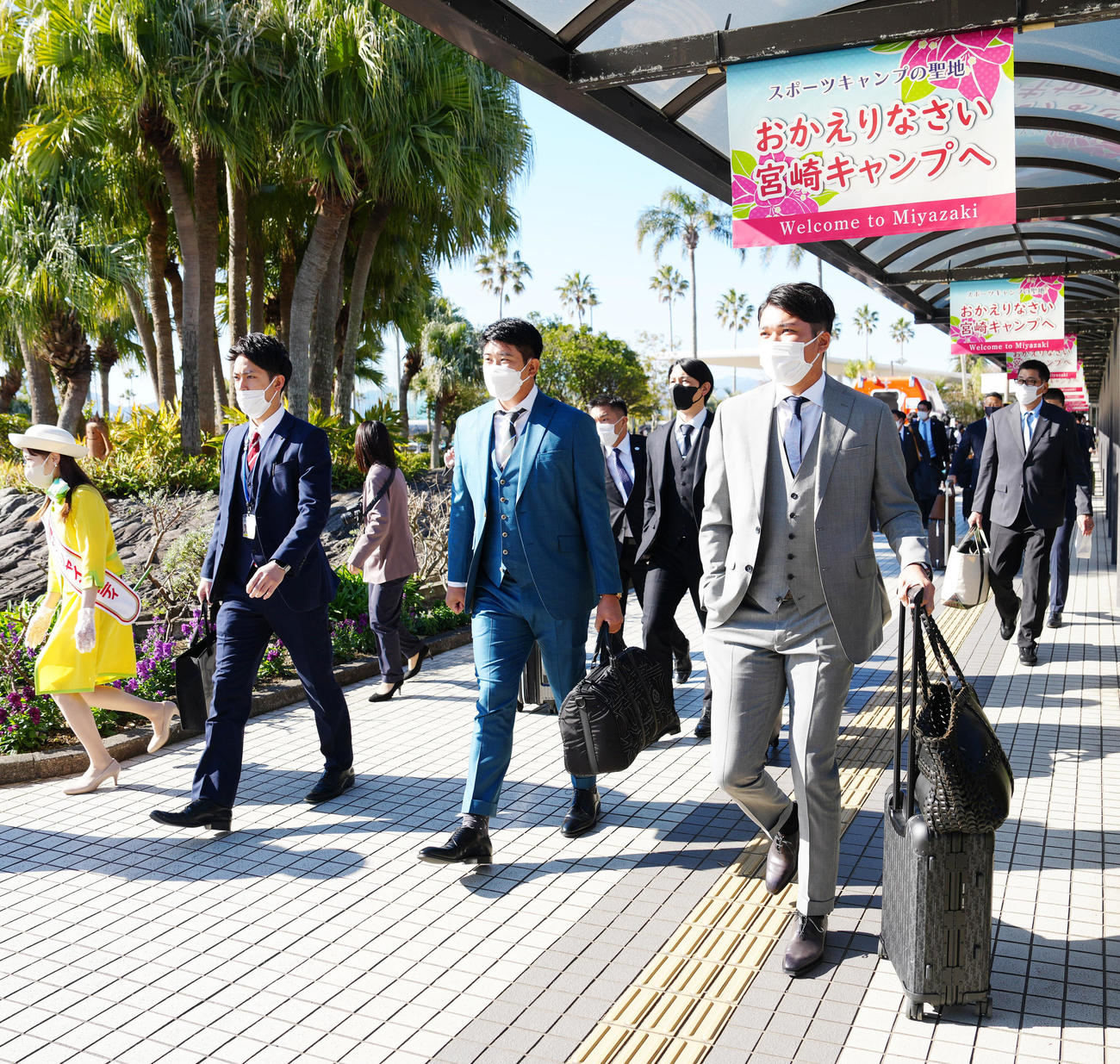宮崎空港に到着した、右から巨人坂本、菅野（撮影・江口和貴）