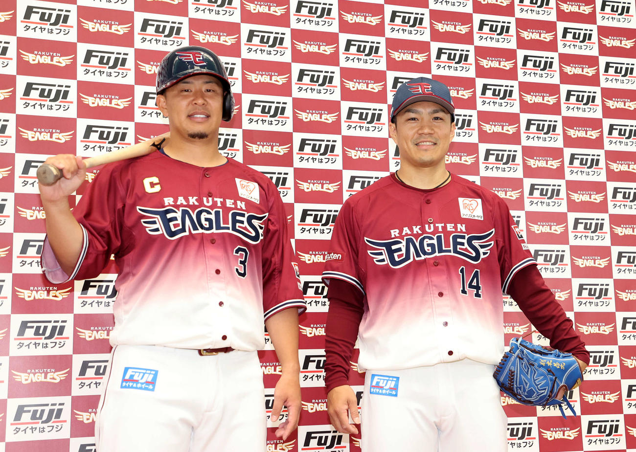 新ユニホームを披露する楽天浅村（左）と則本（撮影・鈴木正人）