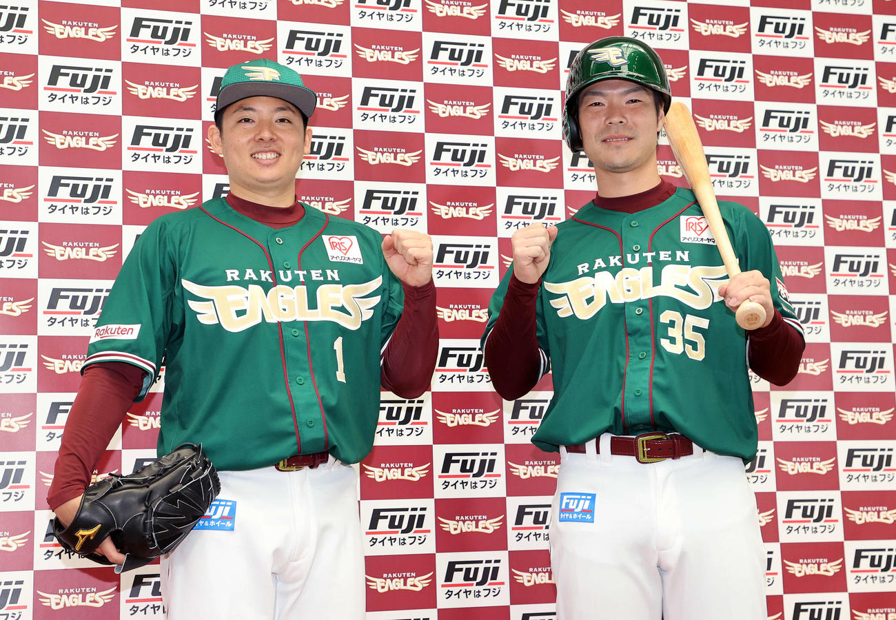 新ユニホームを披露する楽天松井裕（左）と島内（撮影・鈴木正人）