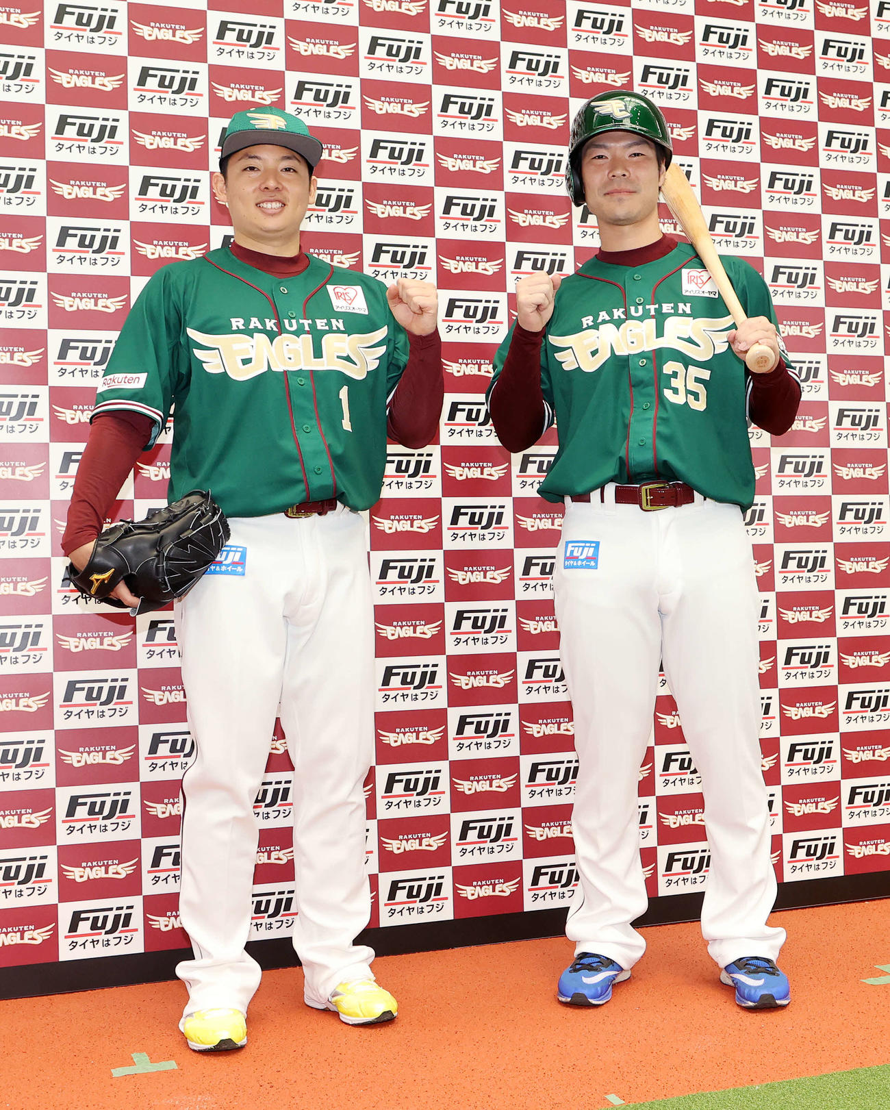 新ユニホームを披露する楽天松井裕（左）と島内（撮影・鈴木正人）