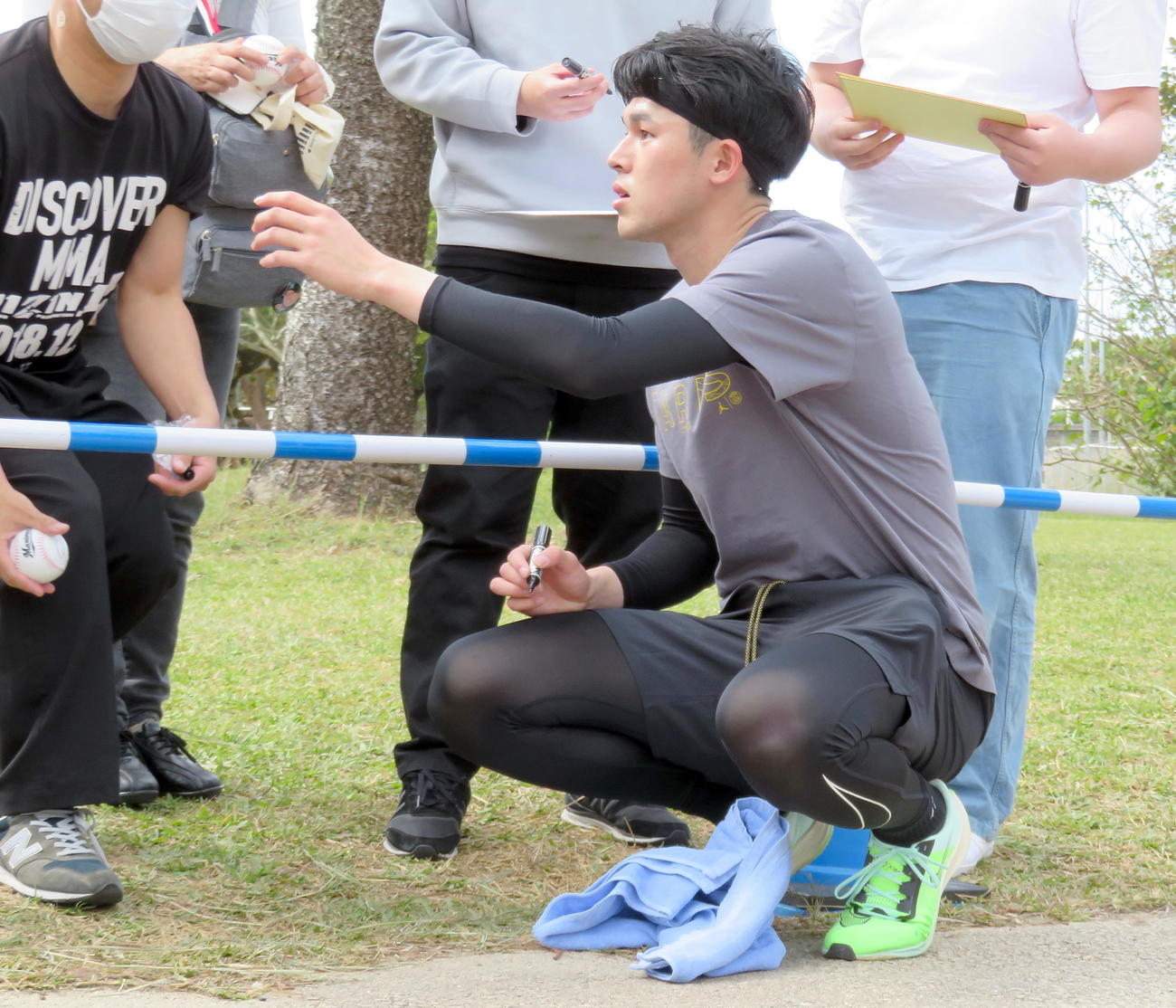ファンにサインするロッテ佐々木朗（撮影・鎌田直秀）