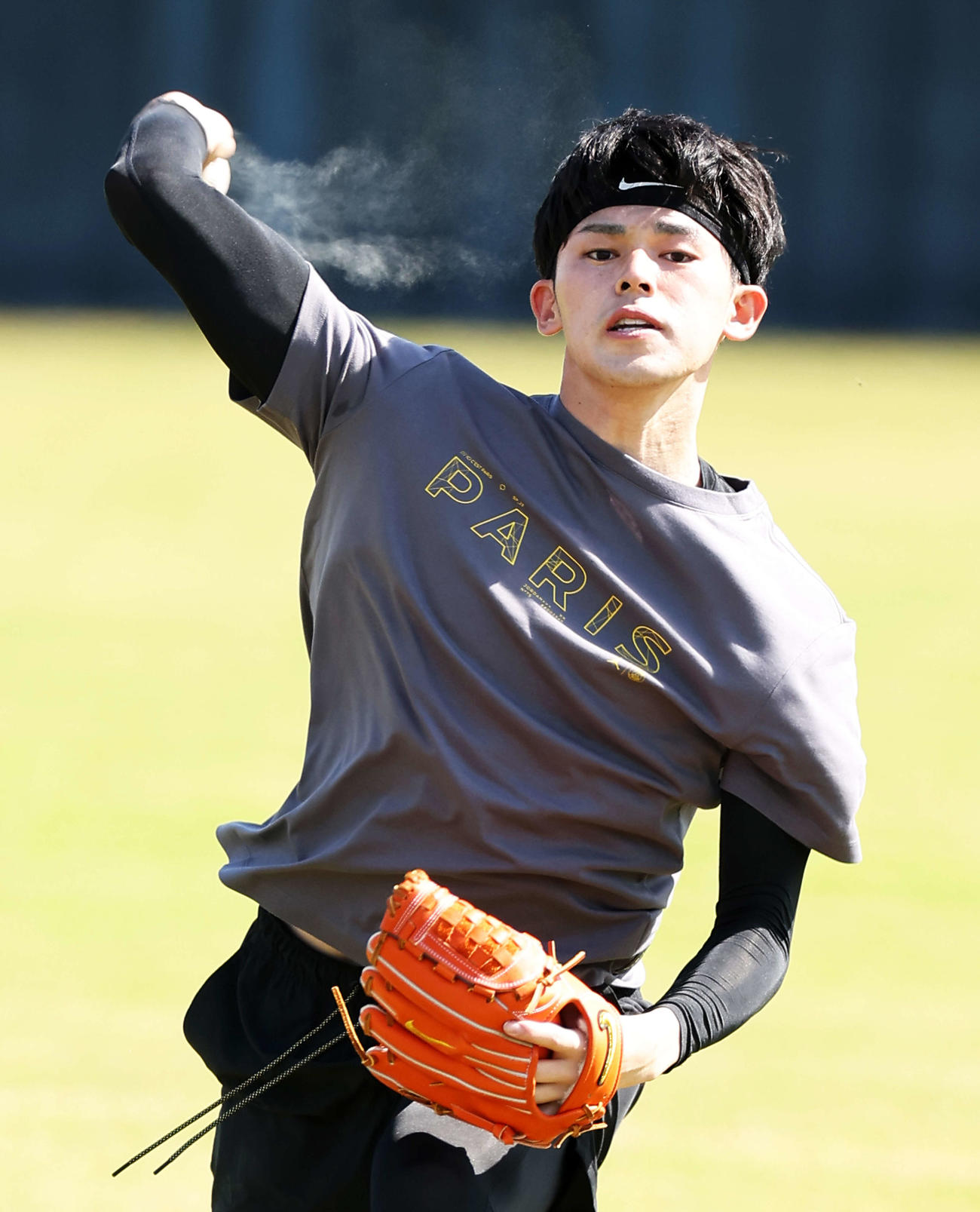 WBC球でキャッチボールするロッテ佐々木朗希（撮影・河田真司）