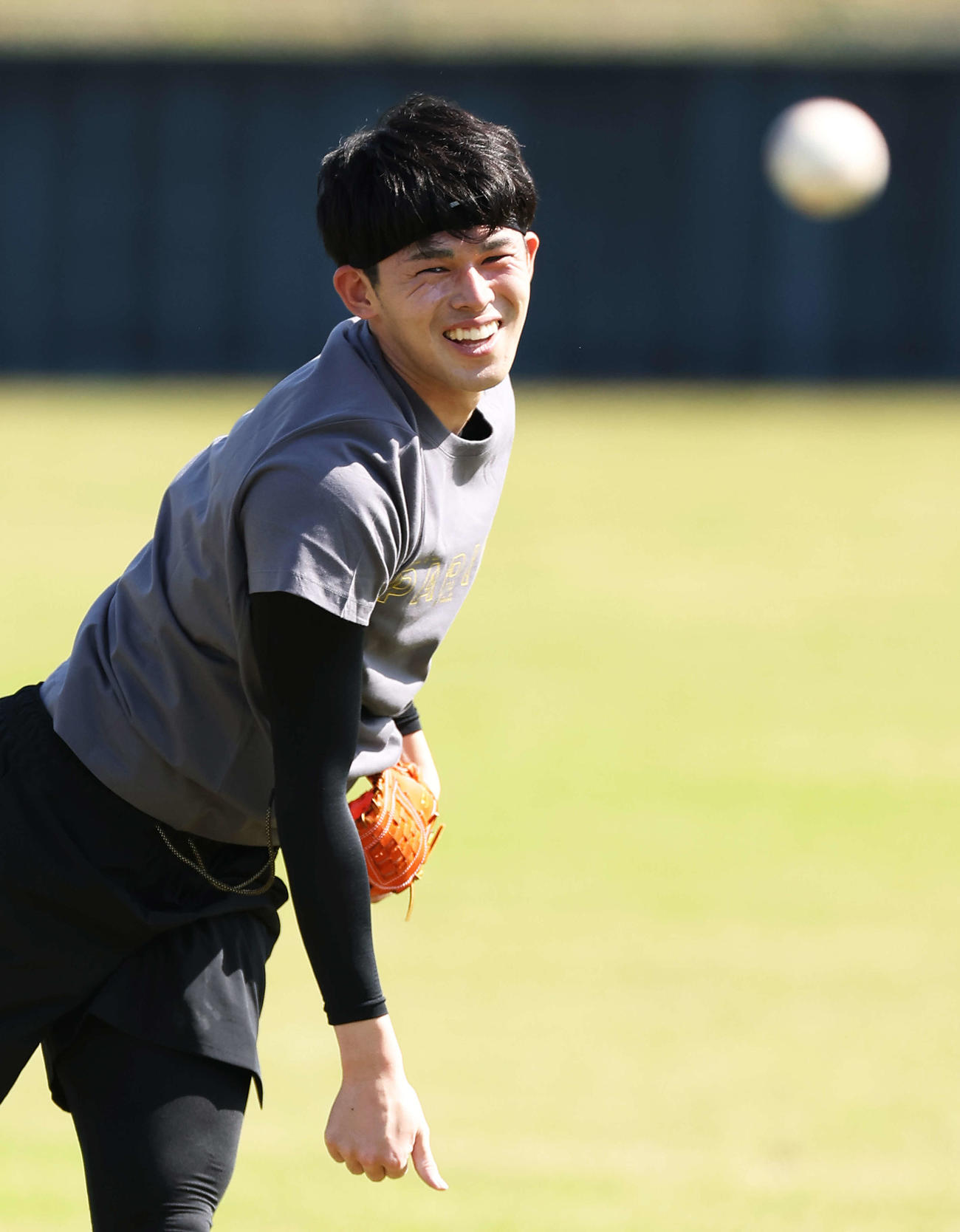 笑顔でキャッチボールするロッテ佐々木朗（撮影・河田真司）