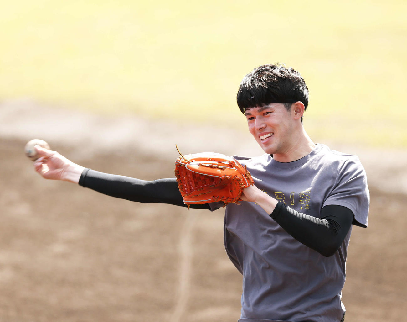 笑顔でノックを受けるロッテ佐々木朗（撮影・河田真司）