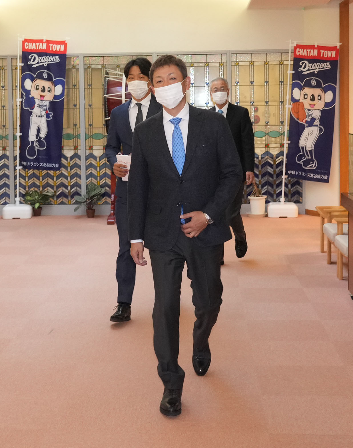 キャンプインを前にキャンプ地沖縄北谷町の役場へあいさつ訪れる中日立浪和義監督（中央）左は柳裕也（撮影・森本幸一）