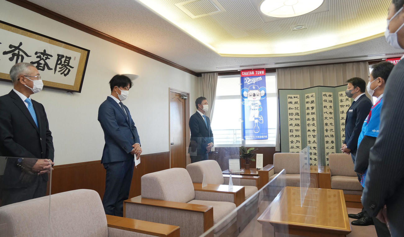 キャンプインを前にキャンプ地沖縄北谷町の役場へあいさつ訪れた（左から）中日吉川克也球団社長、柳裕也、立浪和義監督（右から3人目は渡久地政志町長）（撮影・森本幸一）