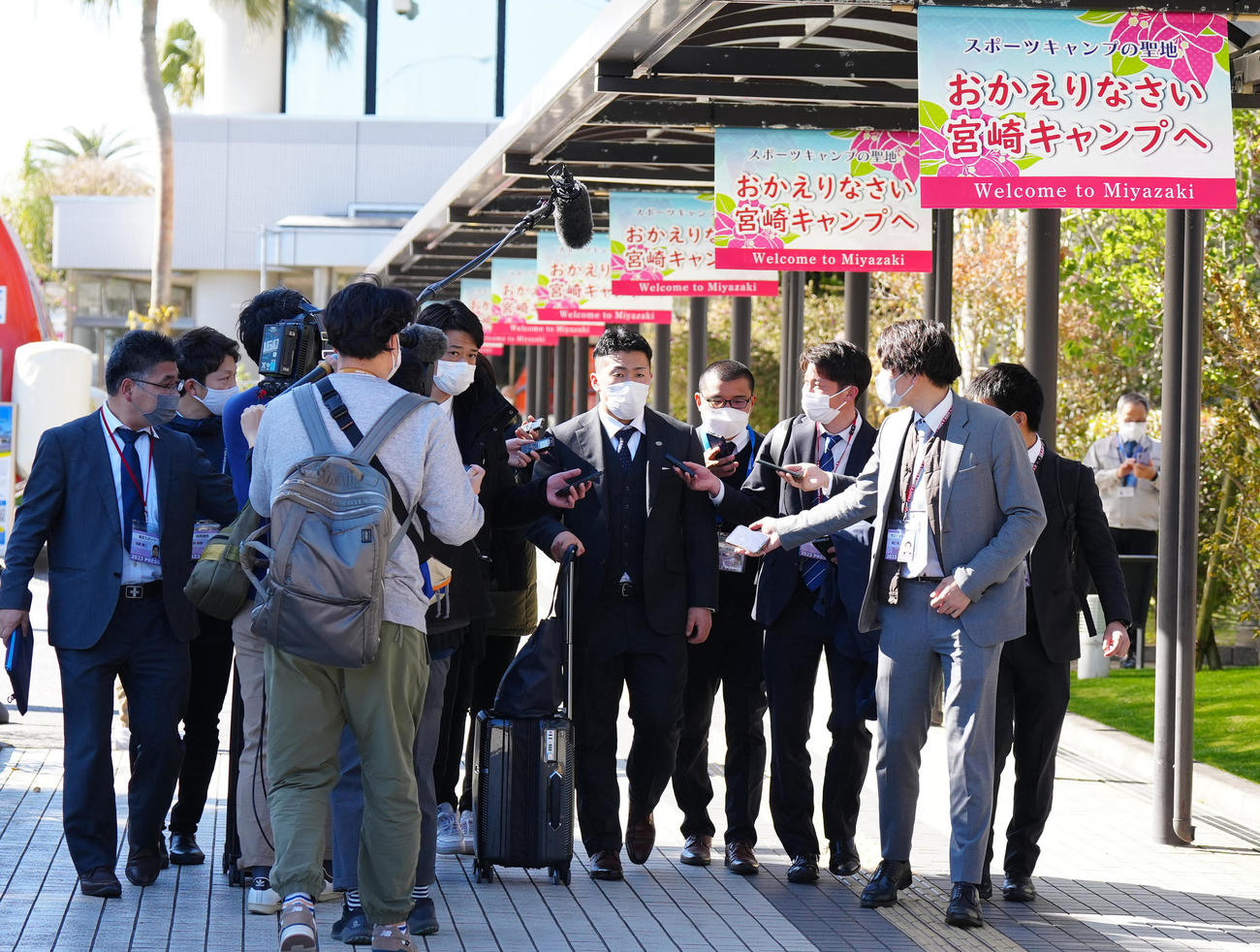 宮崎空港に到着し、報道陣に囲まれながら移動する巨人浅野（中央）（撮影・江口和貴）
