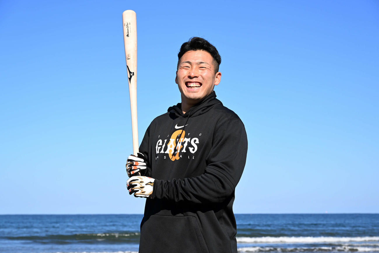 青島の砂浜でバットを手に笑顔の巨人ドラフト1位浅野（撮影・滝沢徹郎）