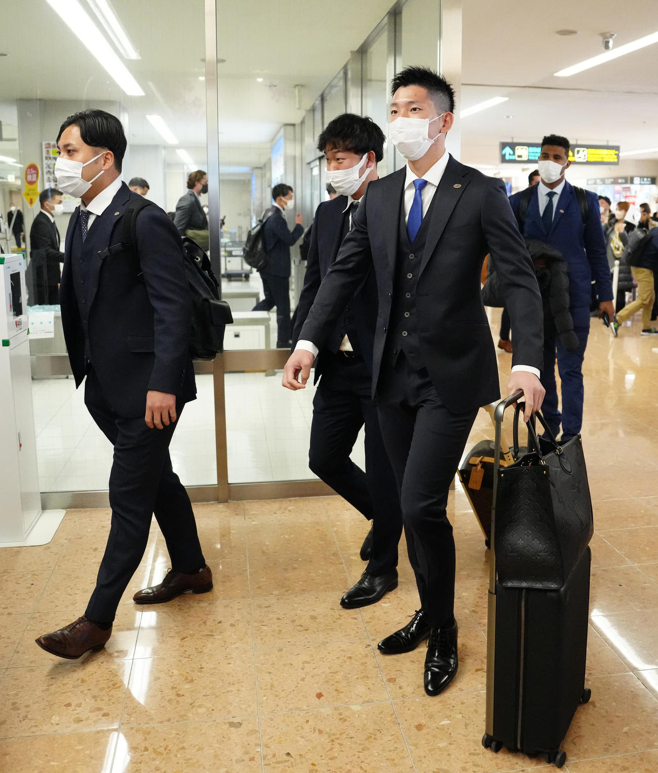 宮崎空港に到着した巨人戸郷（左から3人目）ら。左から今村、山崎伊（撮影・江口和貴）