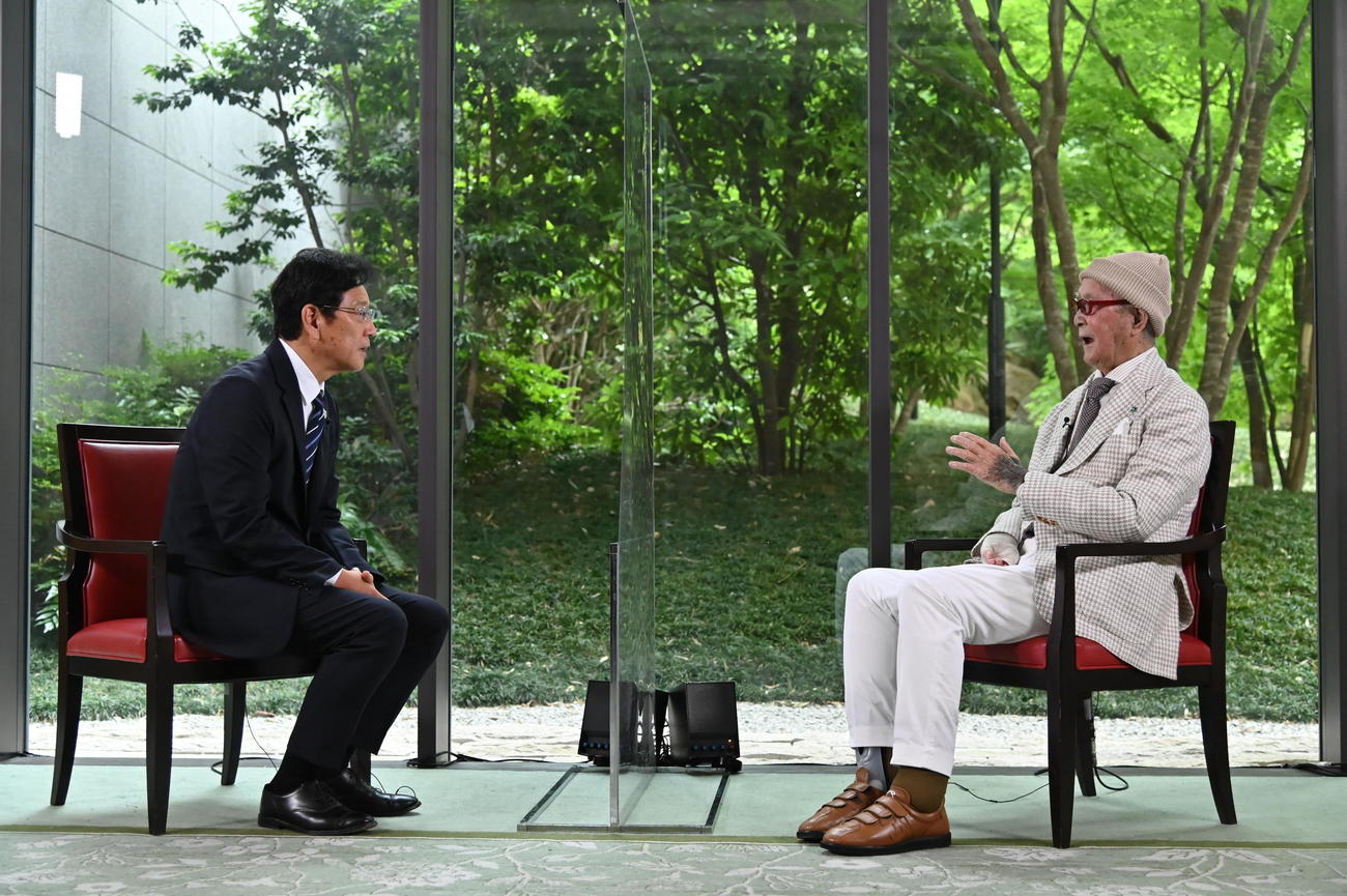 侍ジャパン栗山英樹監督（左）と巨人長嶋茂雄終身名誉監督