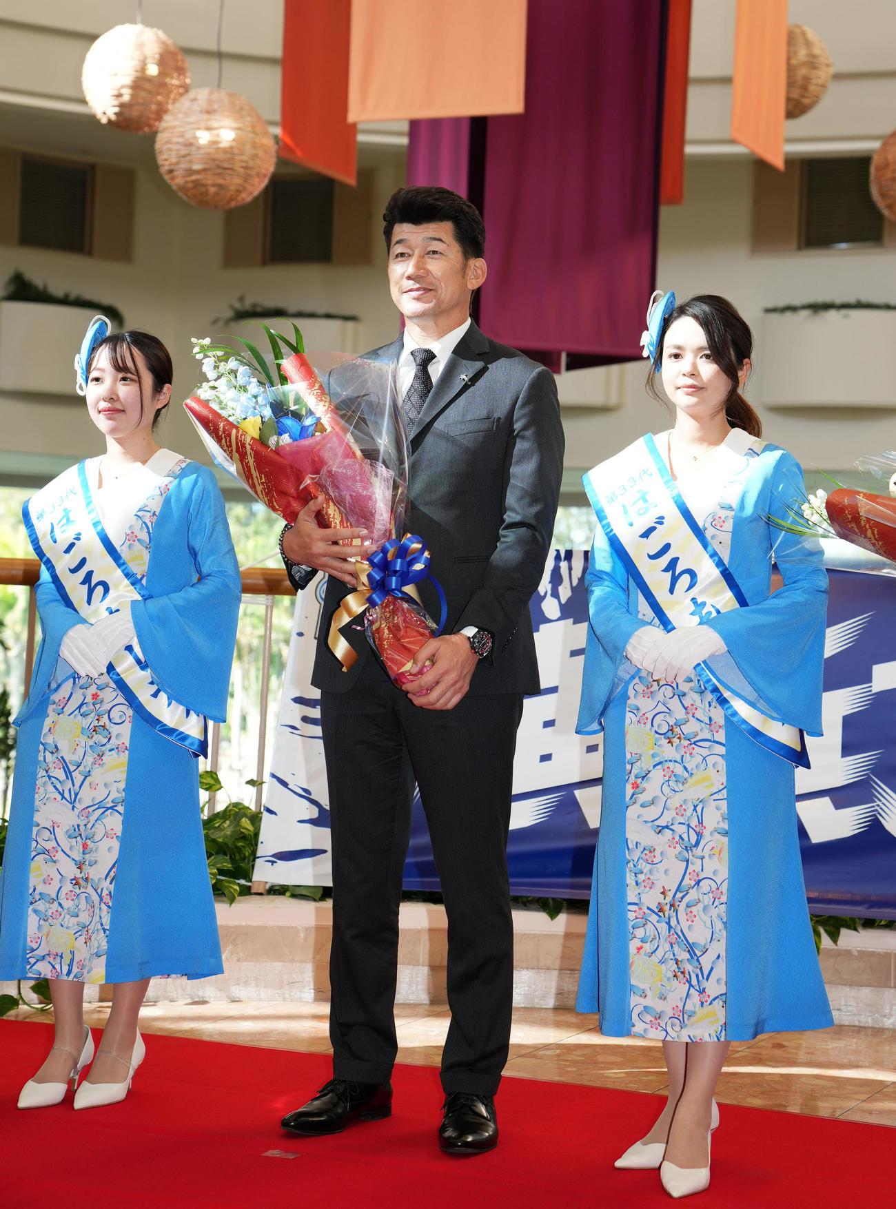 はごろもレディに囲まれ笑顔を見せるDeNA三浦監督（中央）（撮影・横山健太）