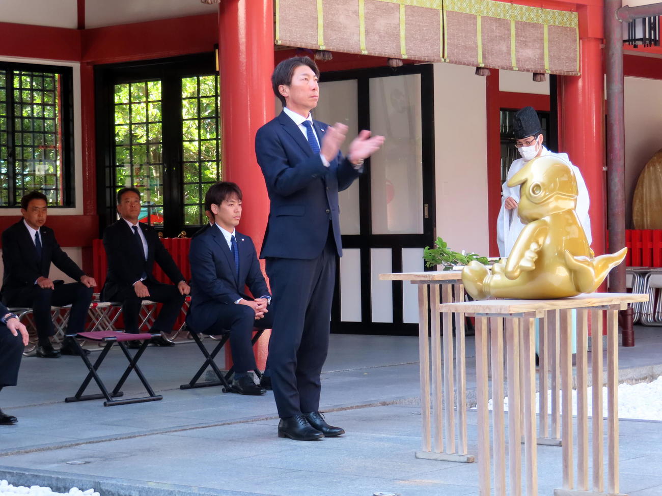 波上宮に参拝するヤクルト高津臣吾監督（撮影・三須一紀）