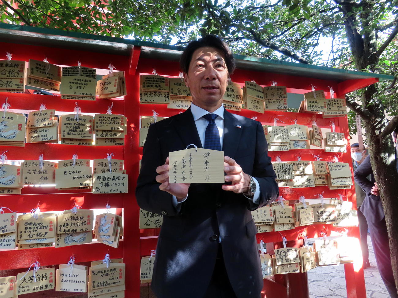 波上宮に参拝し「健康第一」と絵馬に書いたヤクルト高津臣吾監督（撮影・三須一紀）