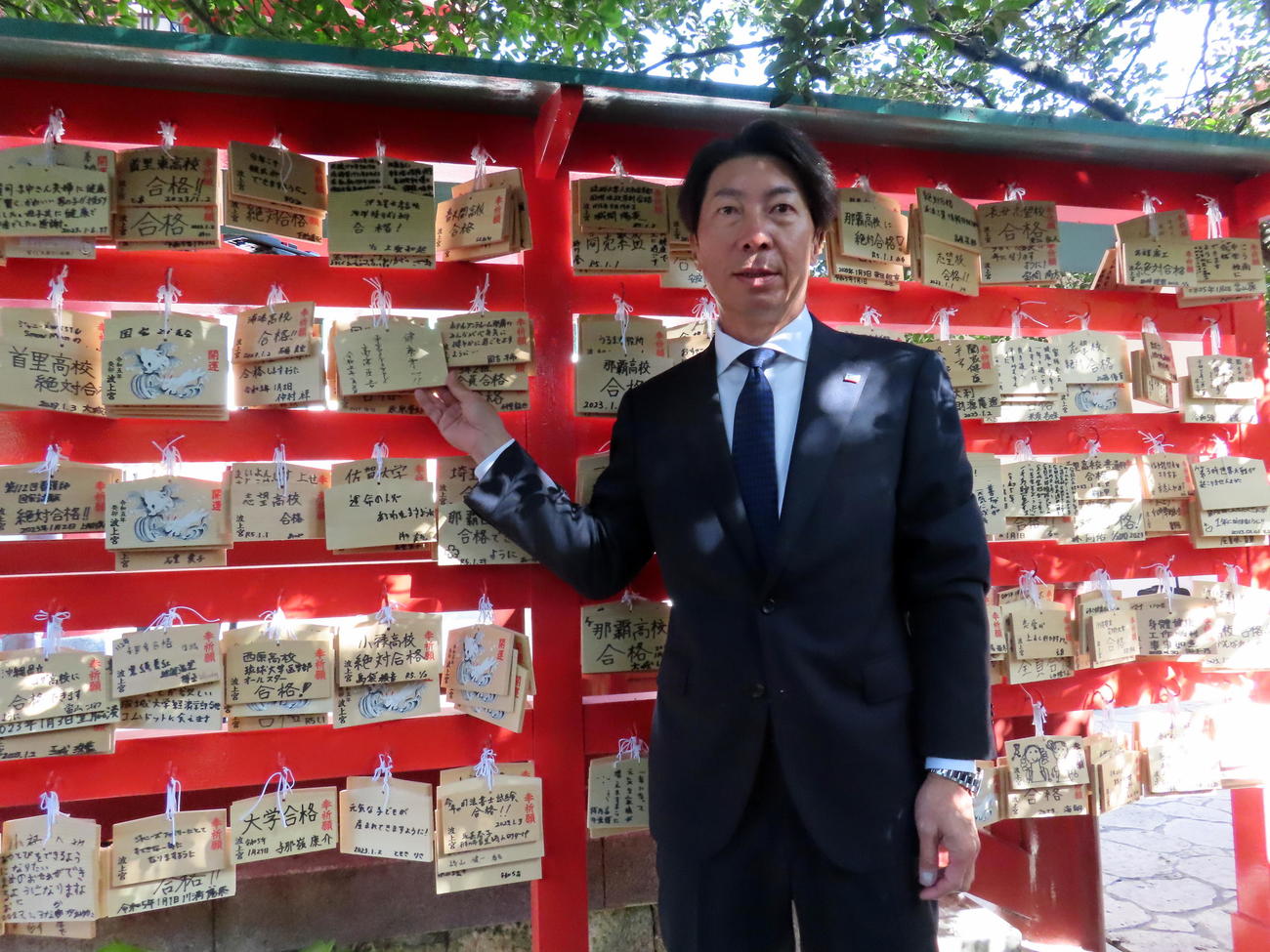 波上宮に参拝し「健康第一」と絵馬に書いたヤクルト高津臣吾監督（撮影・三須一紀）