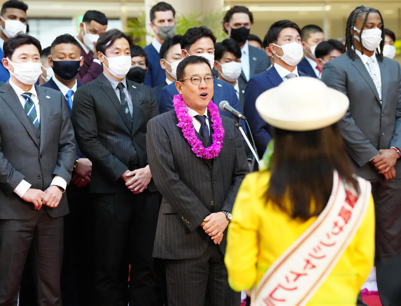 宮崎空港での歓迎セレモニーで、あいさつする巨人原監督（中央）（撮影・江口和貴）
