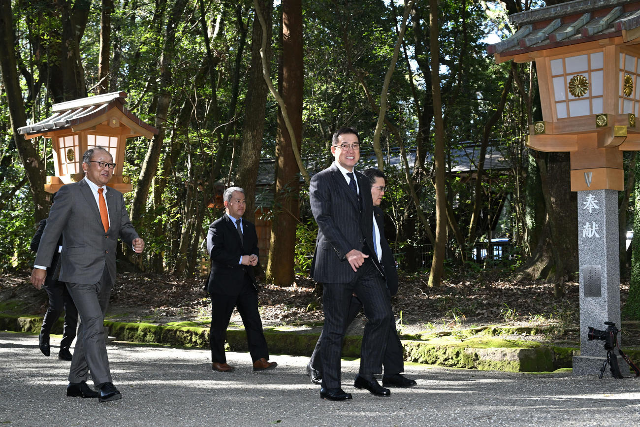 宮崎神宮に参拝に訪れた巨人原監督（手前右）ら（撮影・滝沢徹郎）