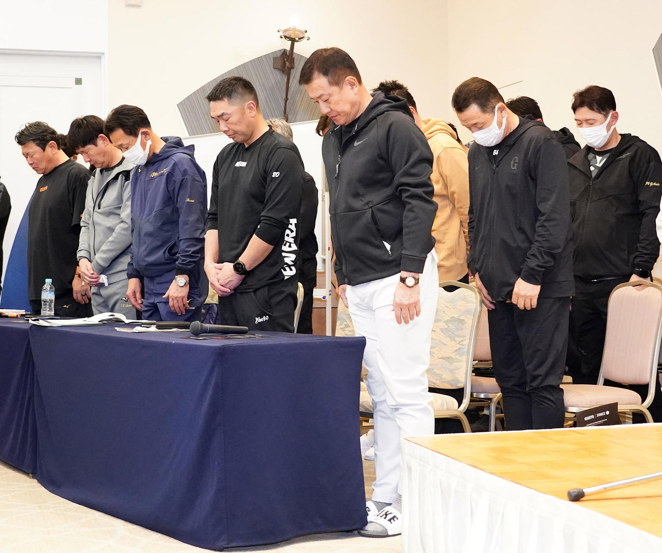 全体ミーティング開始前、故松尾英治氏に黙とうをささげる巨人原監督（中央）ら
