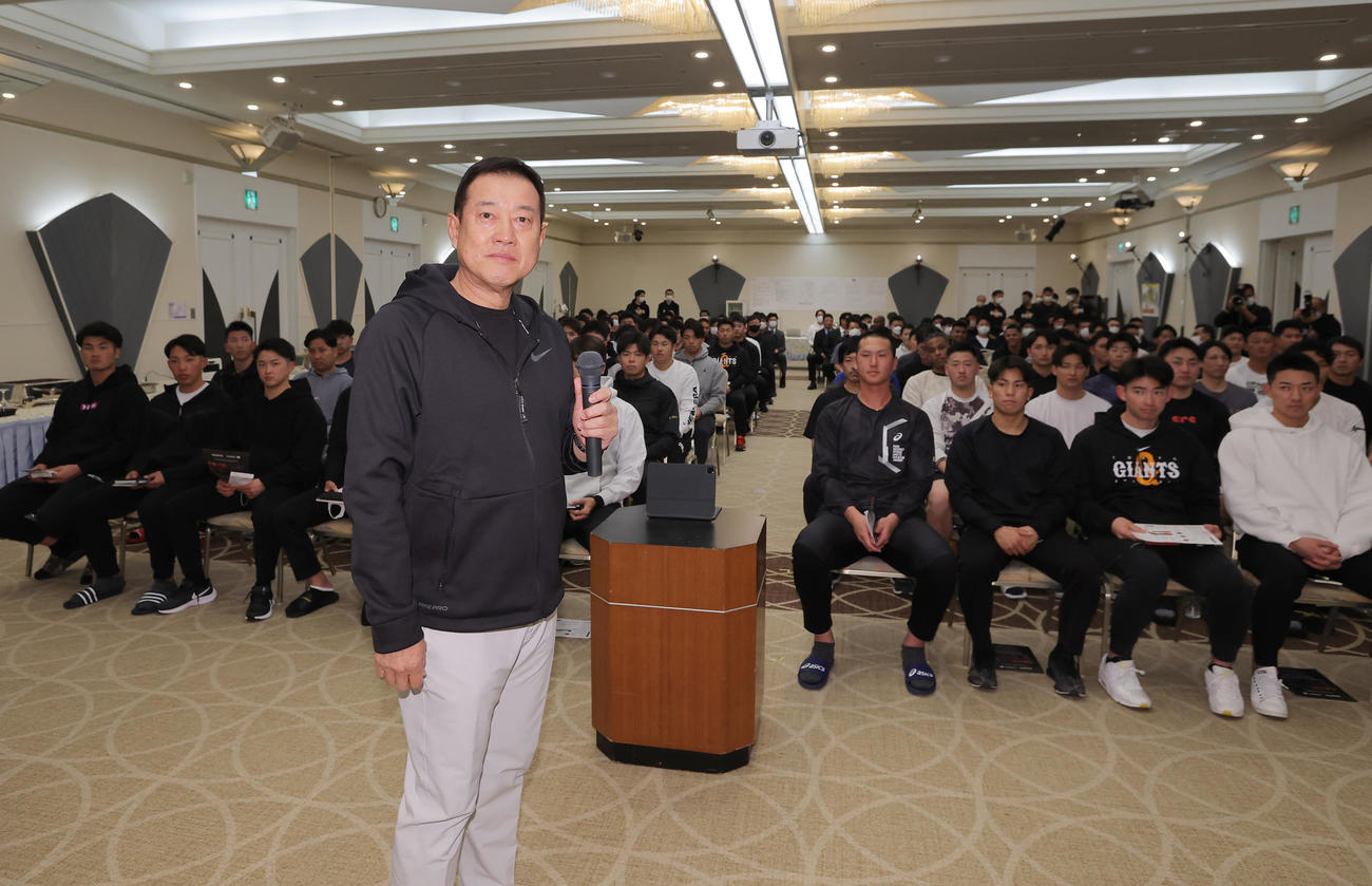 全体ミーティングに臨む巨人原監督（手前）ら
