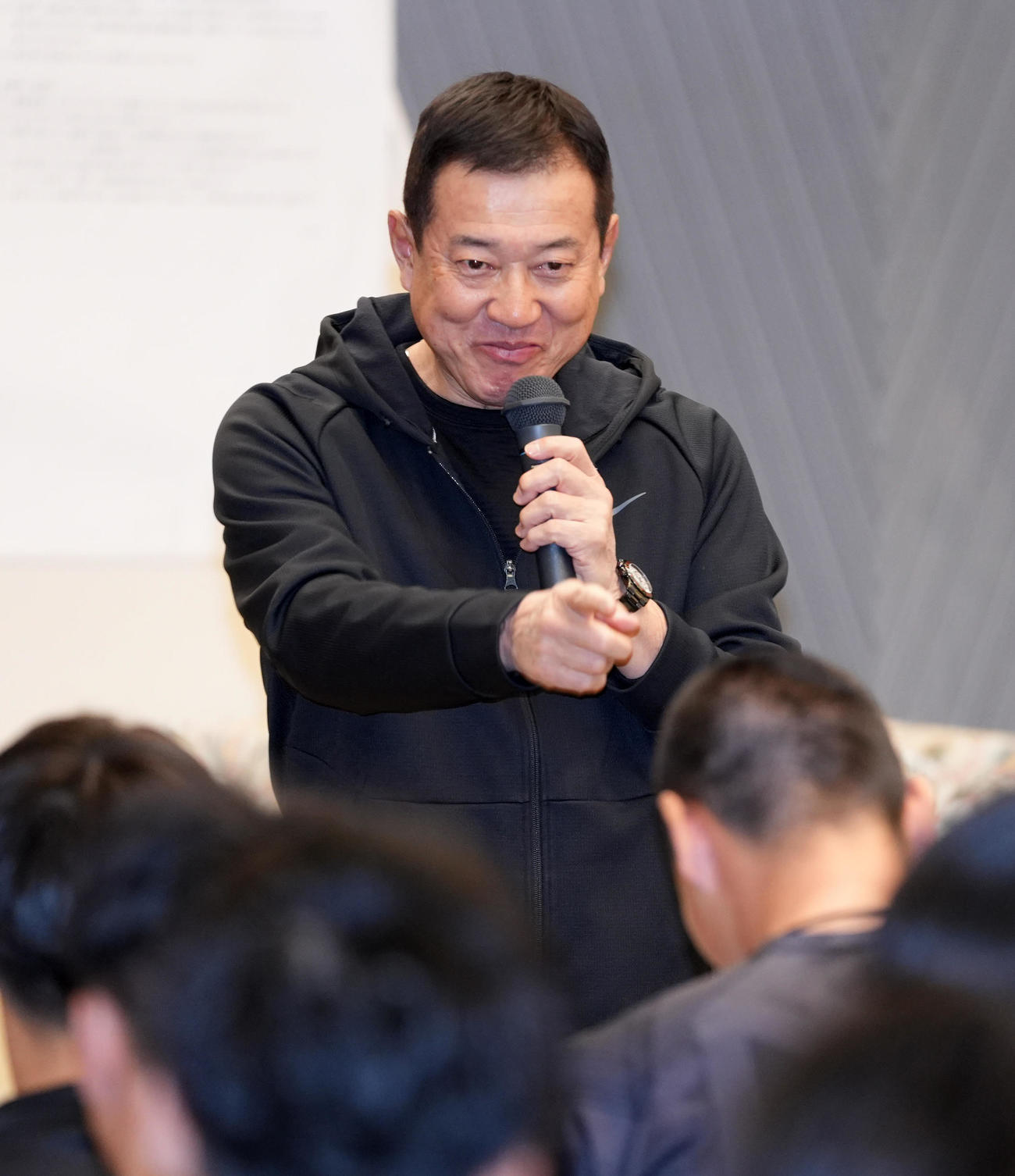全体ミーティングに臨む巨人原監督
