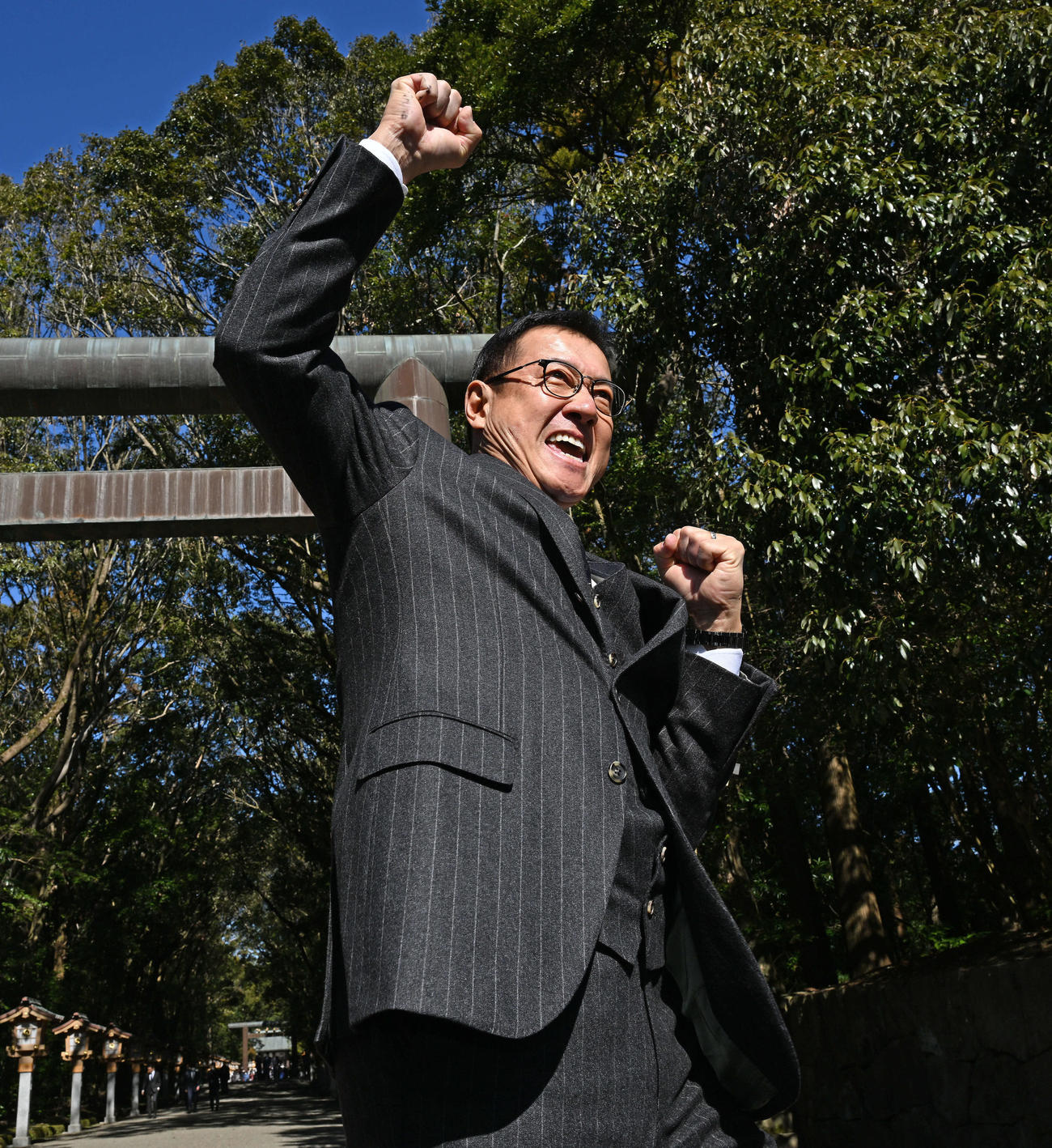 宮崎神宮の参拝を終えガッツポーズする巨人原監督（撮影・滝沢徹郎）