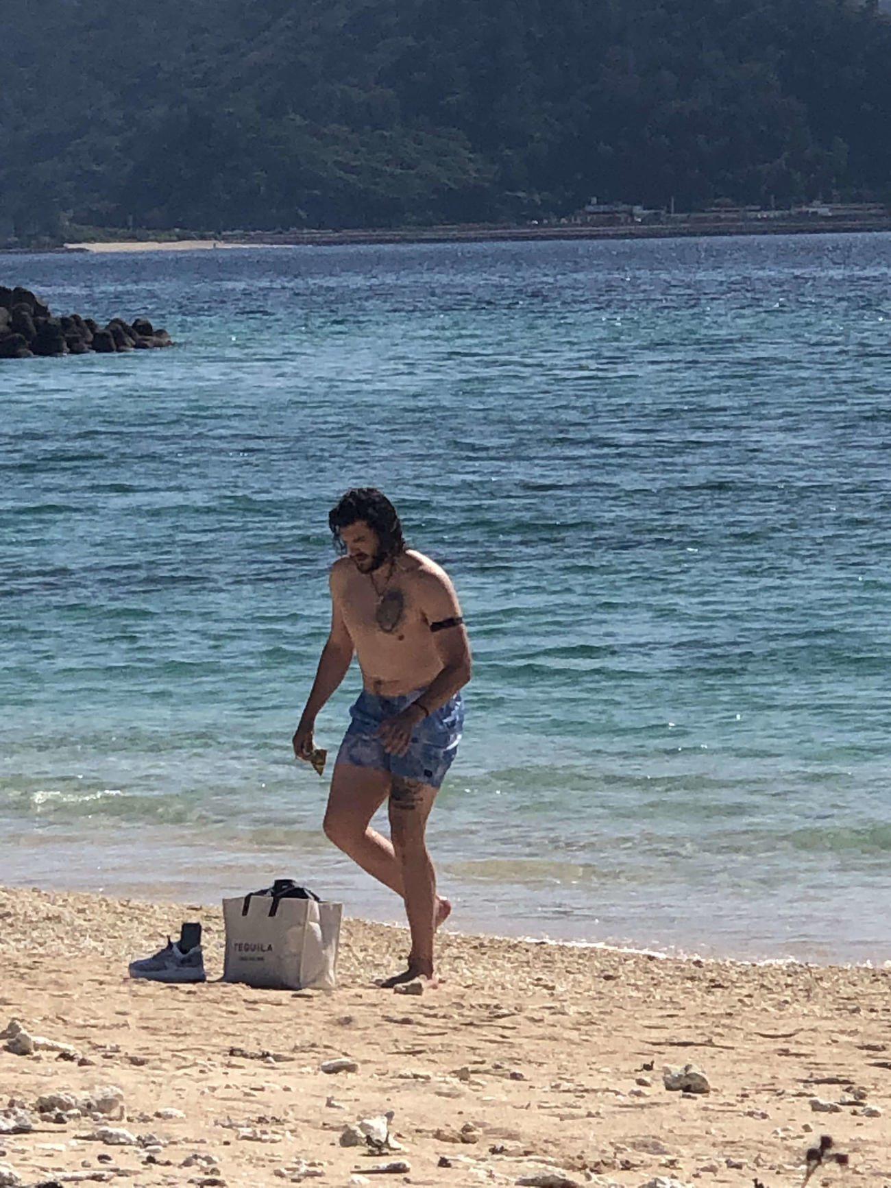 沖縄・名護の海で体を癒やした日本ハムのポンセ（撮影・木下大輔）