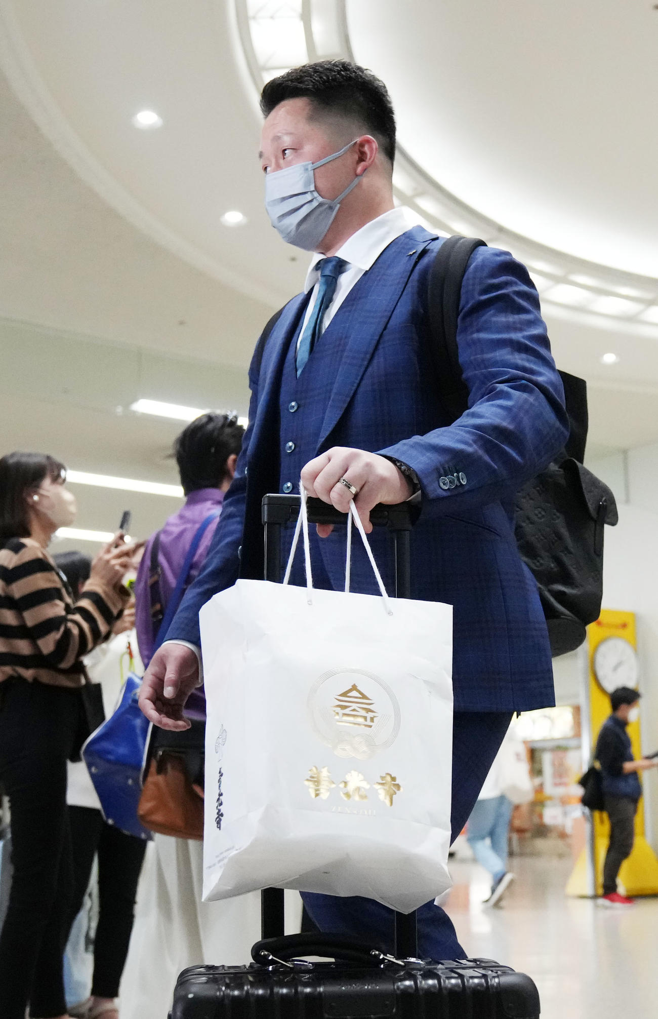 沖縄に到着したDeNA牧（撮影・横山健太）